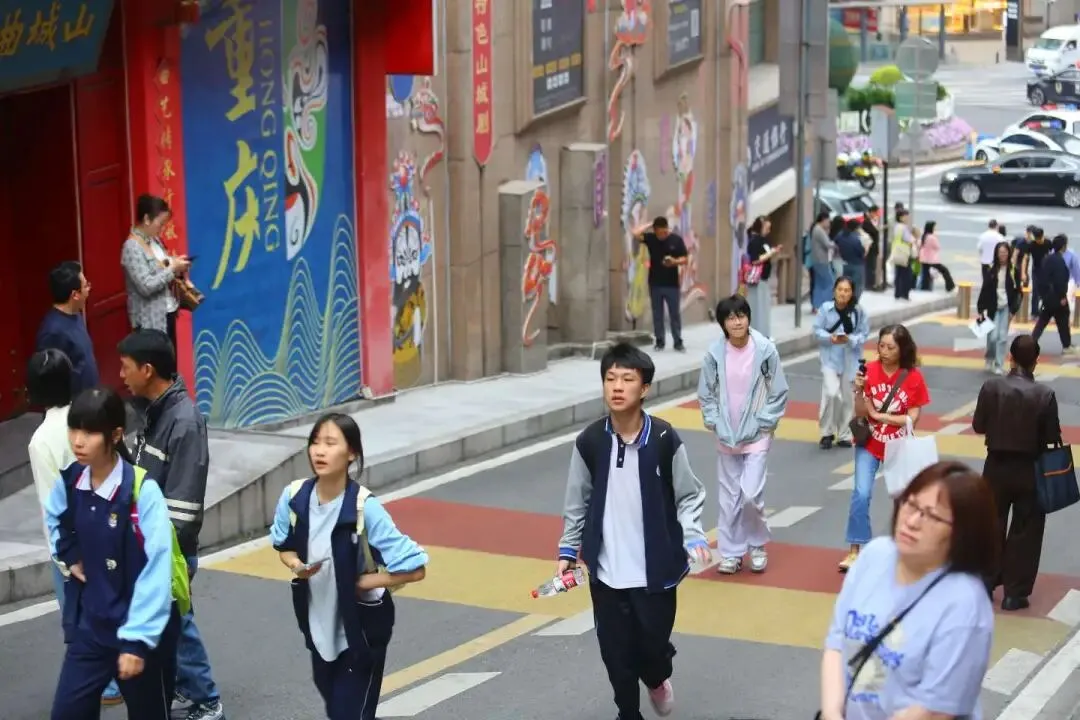 少年,加油!��直击重庆中考首日这些瞬间温暖人心-第4张图片-四季读书网 少年,加油!��直击重庆中考首日这些瞬间温暖人心-第4张图片-四季读书网