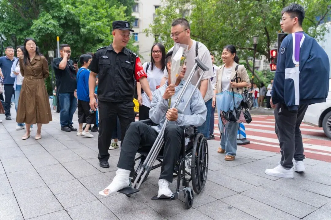少年,加油!��直击重庆中考首日这些瞬间温暖人心-第6张图片-四季读书网 少年,加油!��直击重庆中考首日这些瞬间温暖人心-第6张图片-四季读书网