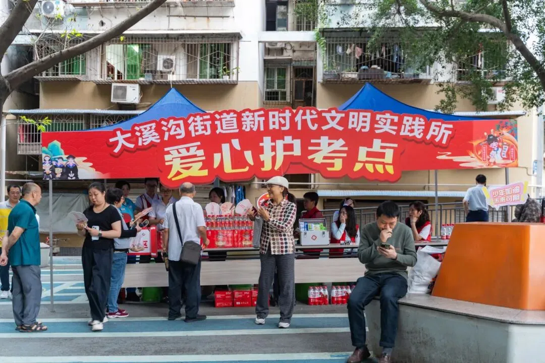 少年,加油!��直击重庆中考首日这些瞬间温暖人心-第8张图片-四季读书网 少年,加油!��直击重庆中考首日这些瞬间温暖人心-第8张图片-四季读书网