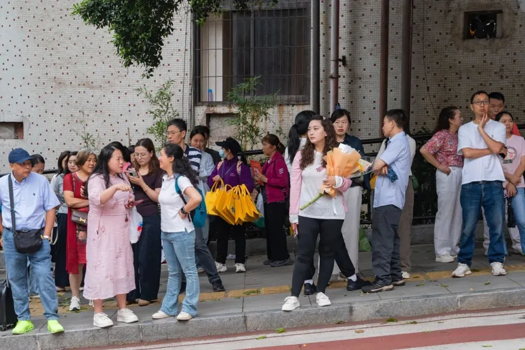 少年,加油!��直击重庆中考首日这些瞬间温暖人心-第9张图片-四季读书网 少年,加油!��直击重庆中考首日这些瞬间温暖人心-第9张图片-四季读书网