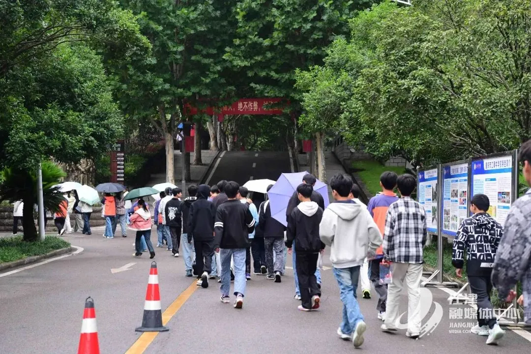 江津中考开考!1.3万名考生逐梦前行-第5张图片-四季读书网