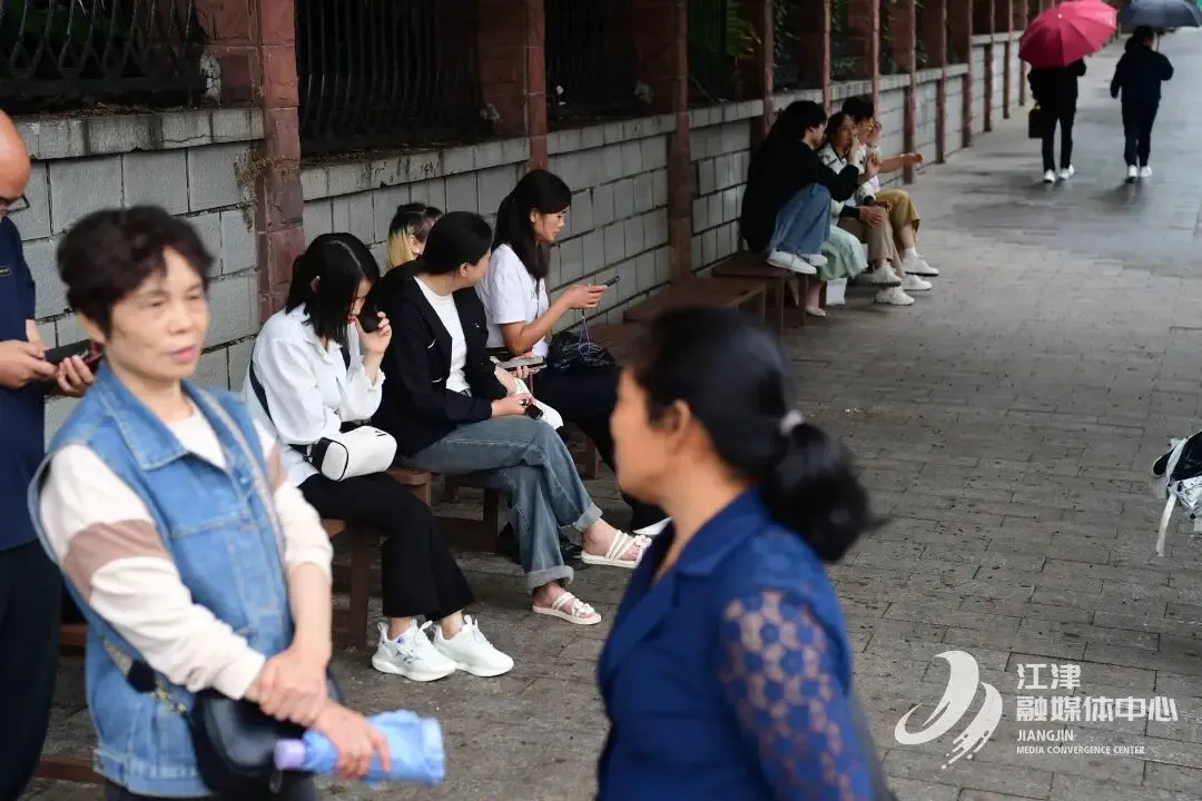 江津中考开考!1.3万名考生逐梦前行-第7张图片-四季读书网 江津中考开考!1.3万名考生逐梦前行-第7张图片-四季读书网
