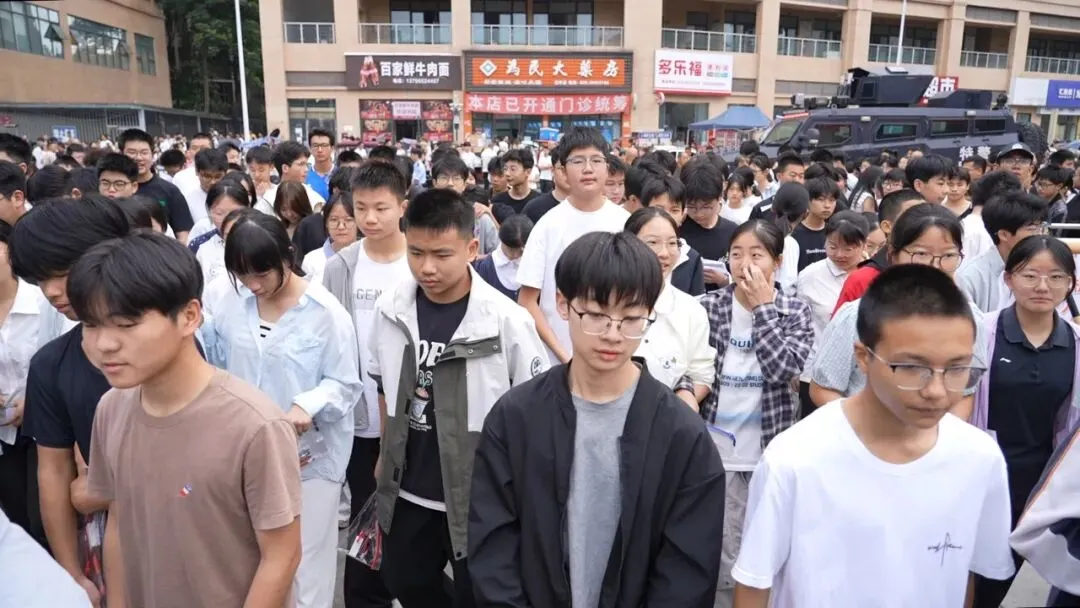 逐梦青春 不负韶华!2026年青神县中考顺利开考-第2张图片-四季读书网 逐梦青春 不负韶华!2026年青神县中考顺利开考-第2张图片-四季读书网