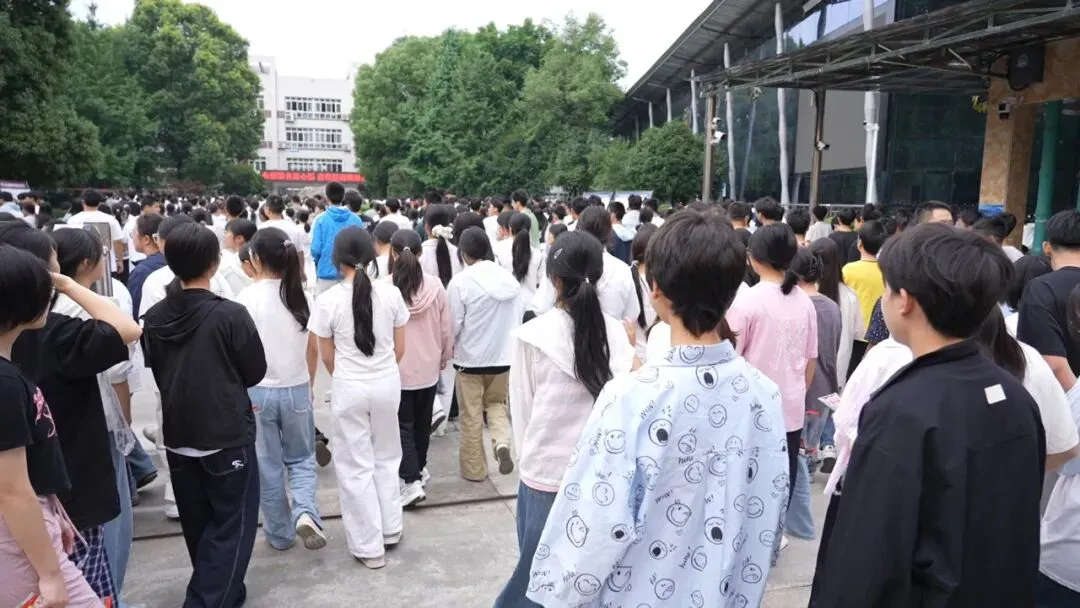 逐梦青春 不负韶华!2026年青神县中考顺利开考-第7张图片-四季读书网 逐梦青春 不负韶华!2026年青神县中考顺利开考-第7张图片-四季读书网