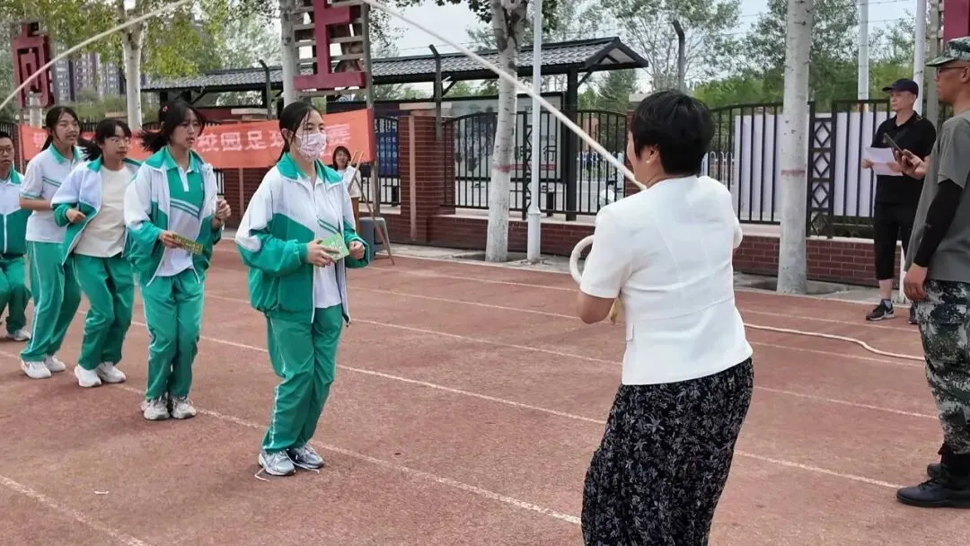 趣味游戏助减压 欢声笑语迎中考-第6张图片-四季读书网 趣味游戏助减压 欢声笑语迎中考-第6张图片-四季读书网