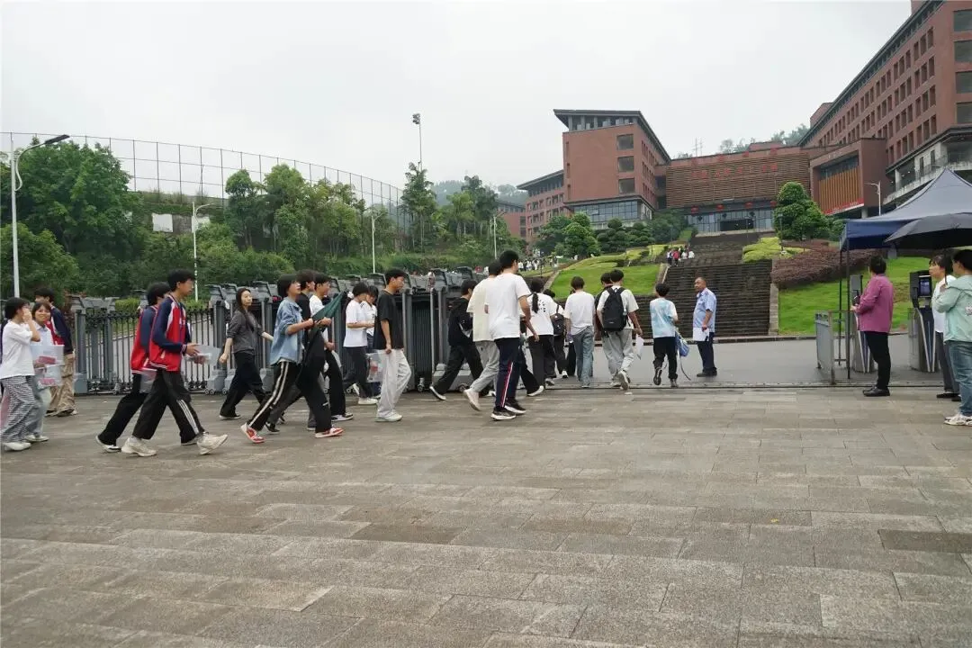 直击中考首日!云阳10853名学子奔赴考场-第12张图片-四季读书网
