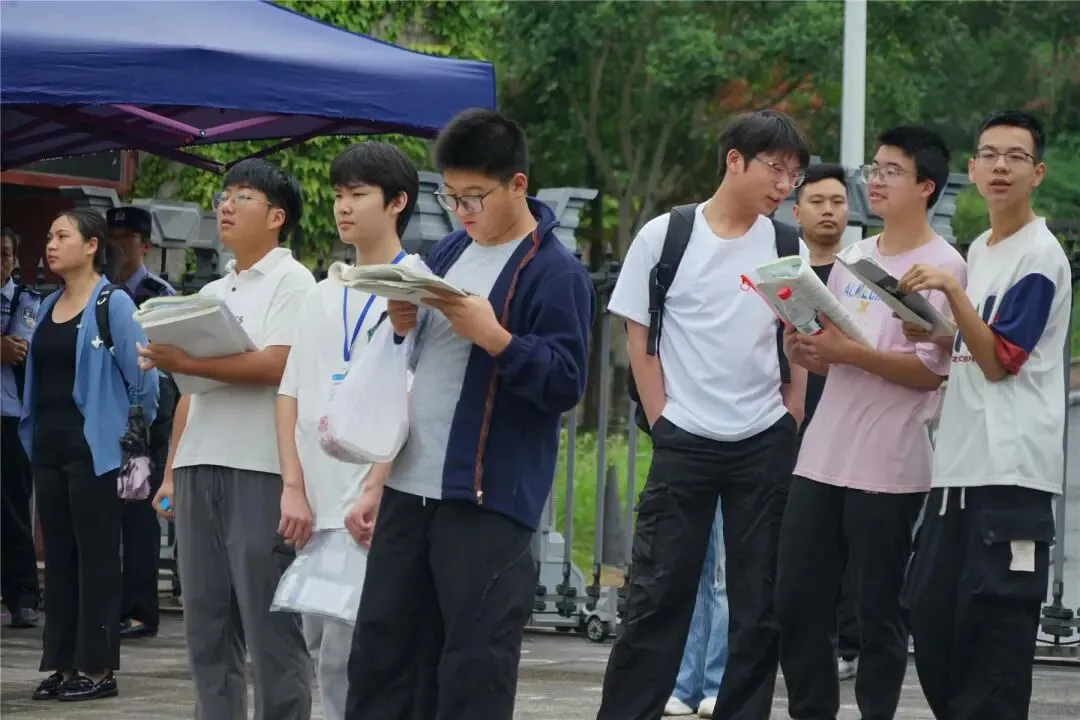 直击中考首日!云阳10853名学子奔赴考场-第14张图片-四季读书网