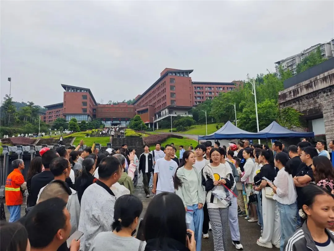 直击中考首日!云阳10853名学子奔赴考场-第18张图片-四季读书网