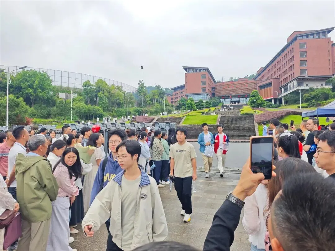 直击中考首日!云阳10853名学子奔赴考场-第19张图片-四季读书网