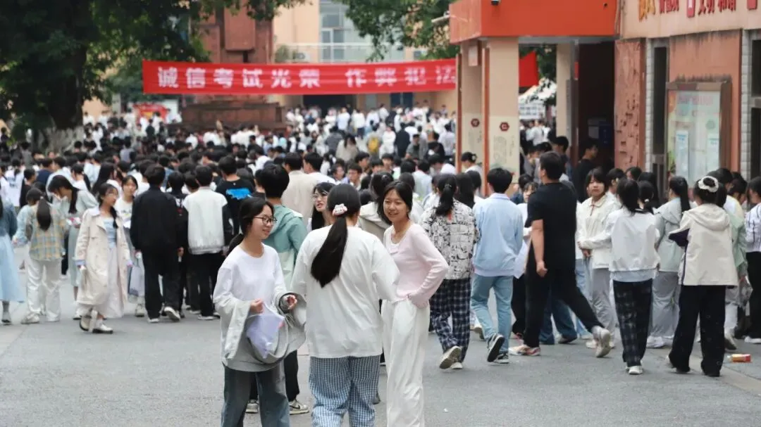 中考首日!通川千余名考生从容赴考-第3张图片-四季读书网 中考首日!通川千余名考生从容赴考-第3张图片-四季读书网