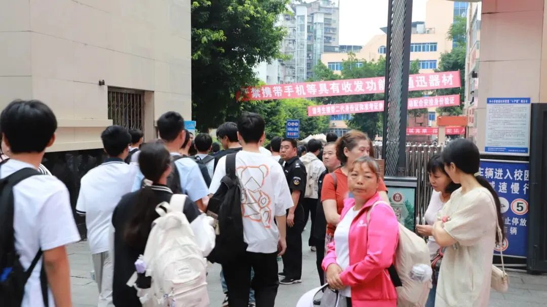 中考首日!通川千余名考生从容赴考-第4张图片-四季读书网 中考首日!通川千余名考生从容赴考-第4张图片-四季读书网