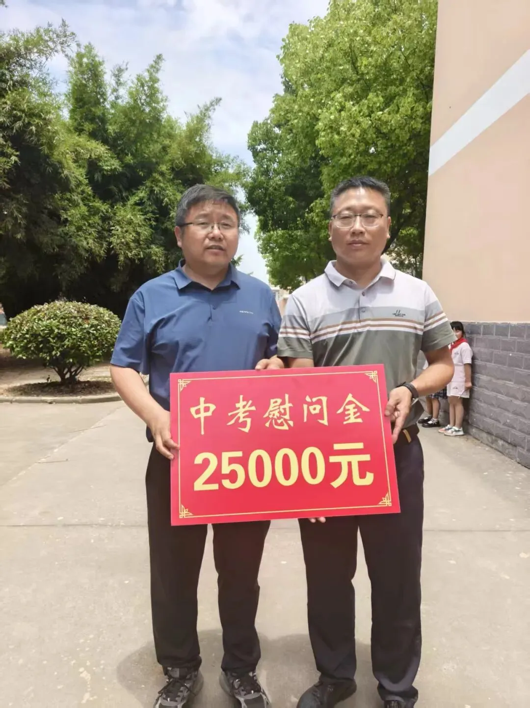 中考工作丨暖心慰问鼓干劲 心系食安护中考——李典镇领导莅临李典学校慰问备考师生、督查食堂保障工作-第5张图片-四季读书网 中考工作丨暖心慰问鼓干劲 心系食安护中考——李典镇领导莅临李典学校慰问备考师生、督查食堂保障工作-第5张图片-四季读书网