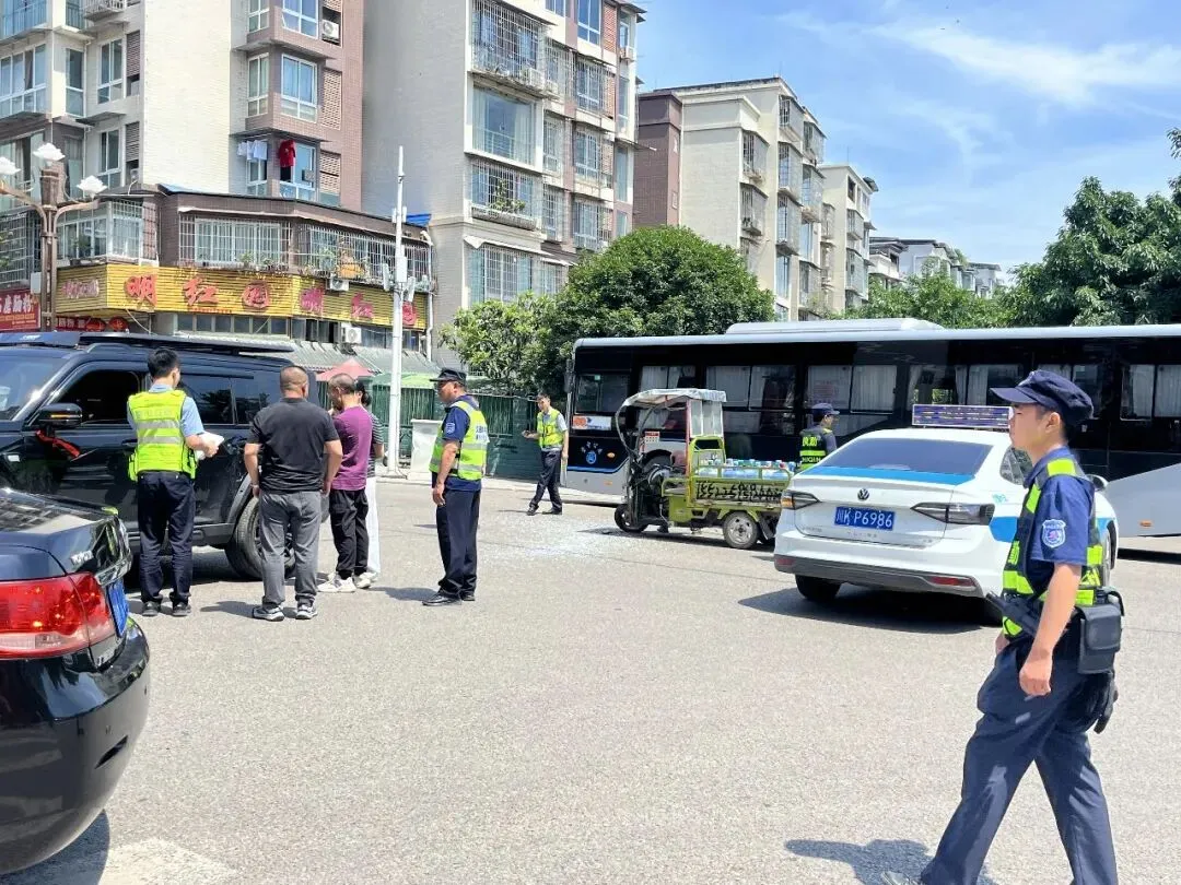快速处置交通事故 全力护航中考出行-第4张图片-四季读书网 快速处置交通事故 全力护航中考出行-第4张图片-四季读书网