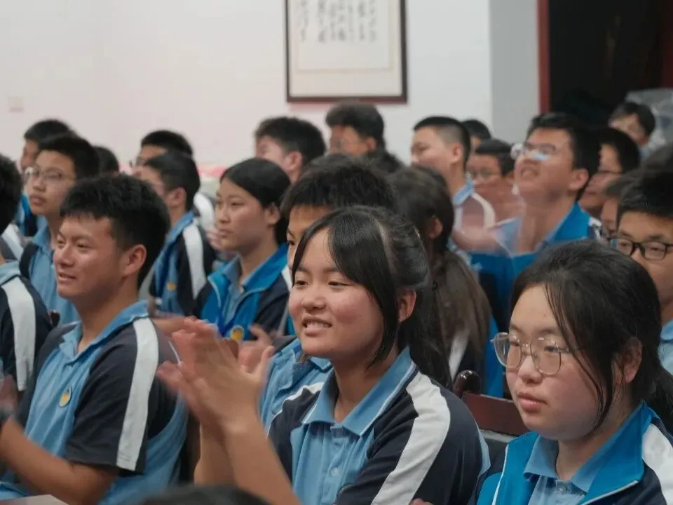 凝心聚力迎中考 殷殷期许助前行——鹤山初级中学举行初三中考誓师大会-第16张图片-四季读书网 凝心聚力迎中考 殷殷期许助前行——鹤山初级中学举行初三中考誓师大会-第16张图片-四季读书网