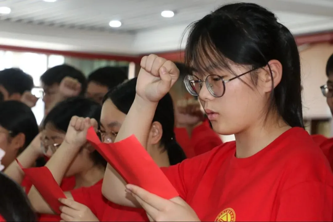 【中考加油!】以青春之名,赴梦想之约 —— 龙山学校 2026 届动员大会圆满举行-第37张图片-四季读书网