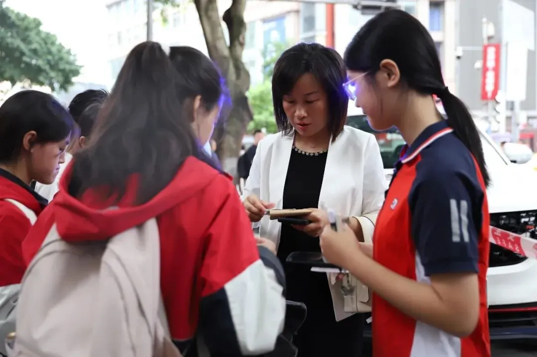 【学可通】直击中考首日!暖心服务护航逐梦路-第6张图片-四季读书网 【学可通】直击中考首日!暖心服务护航逐梦路-第6张图片-四季读书网