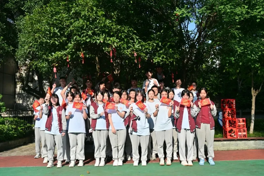 少年执笔,奔赴山海 | 知易2026届中考送考-第8张图片-四季读书网