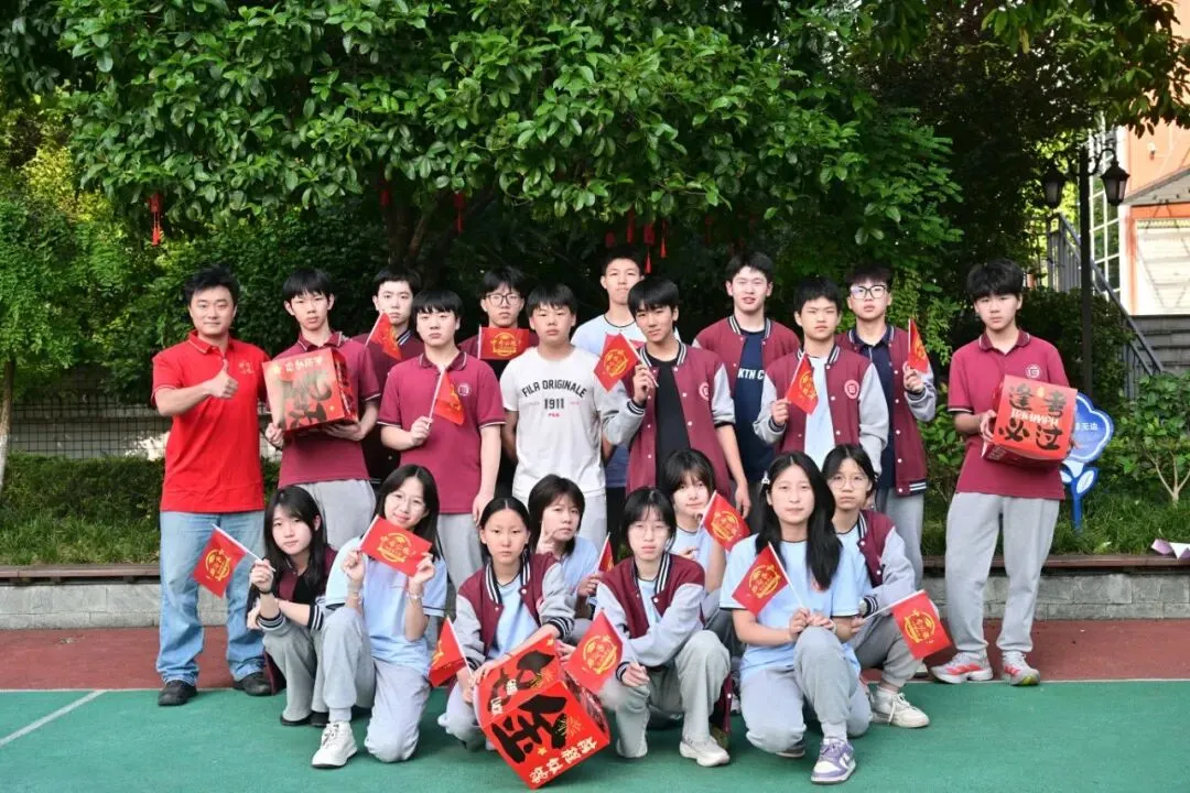 少年执笔,奔赴山海 | 知易2026届中考送考-第9张图片-四季读书网