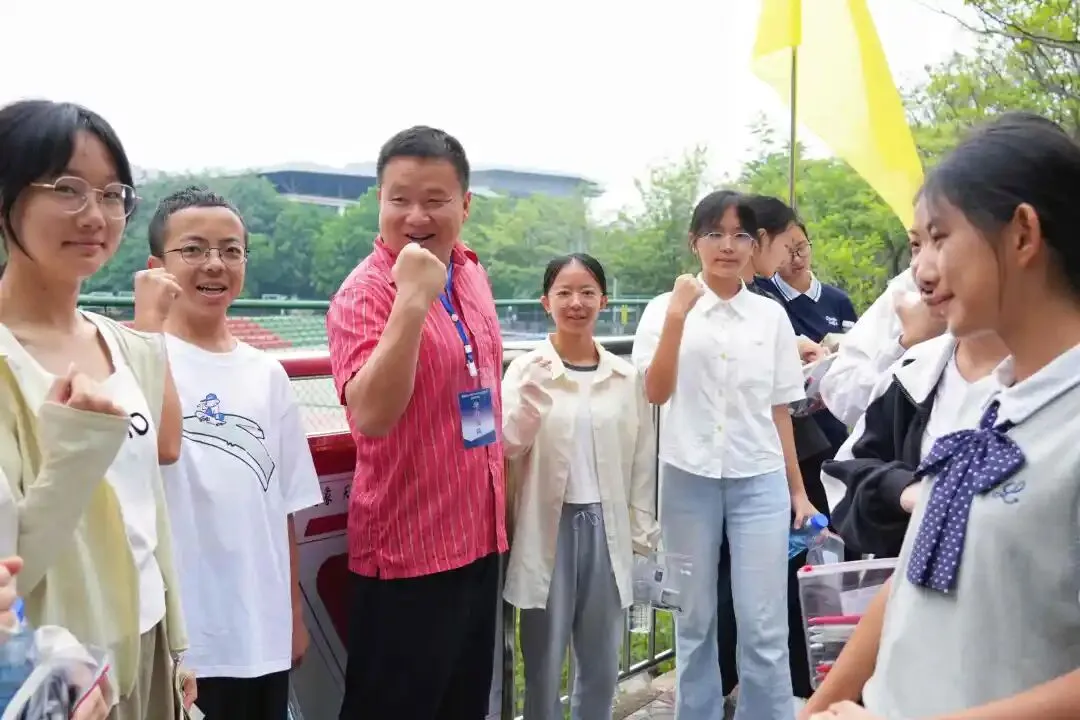中考首日丨少年!加油冲!-第2张图片-四季读书网