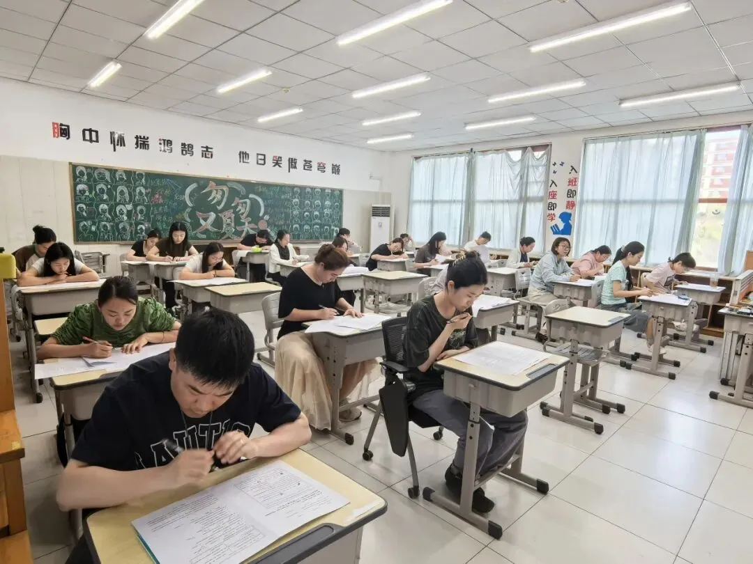 双语小学丨共研中考真题 聚力教学方向 “文”能提笔,“综”合赋能——小学部教师进行中考题测评-第9张图片-四季读书网 双语小学丨共研中考真题 聚力教学方向 “文”能提笔,“综”合赋能——小学部教师进行中考题测评-第9张图片-四季读书网