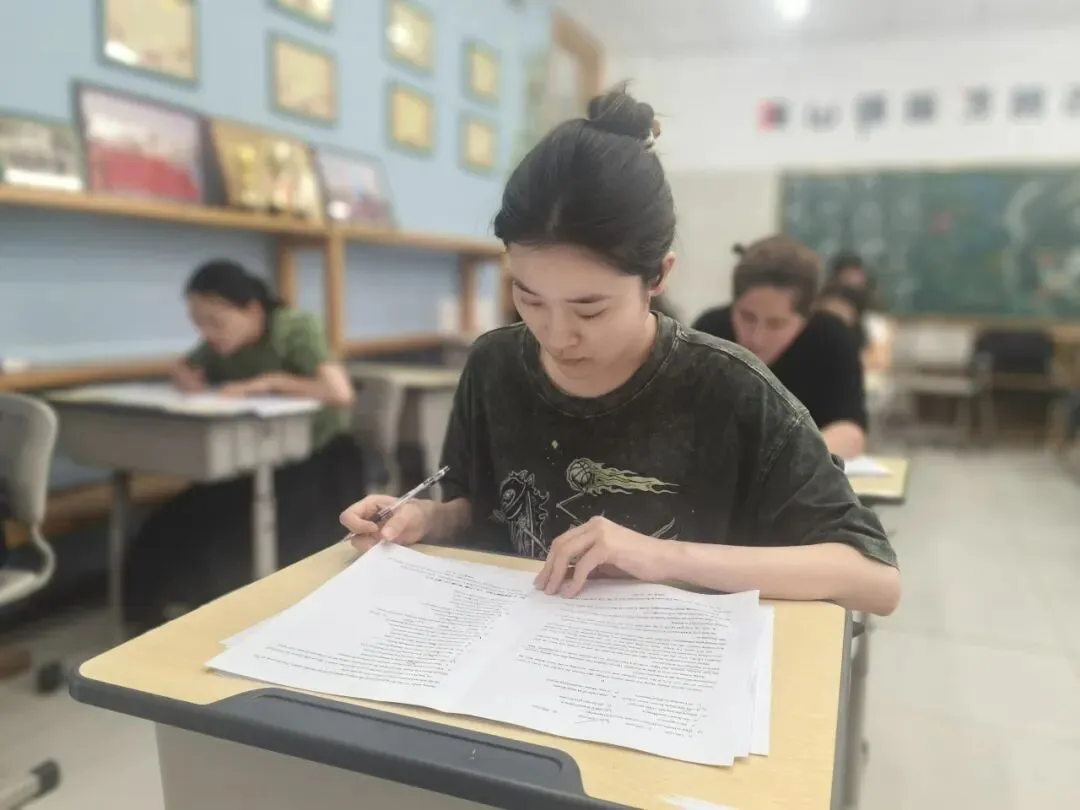 双语小学丨共研中考真题 聚力教学方向 “文”能提笔,“综”合赋能——小学部教师进行中考题测评-第13张图片-四季读书网 双语小学丨共研中考真题 聚力教学方向 “文”能提笔,“综”合赋能——小学部教师进行中考题测评-第13张图片-四季读书网