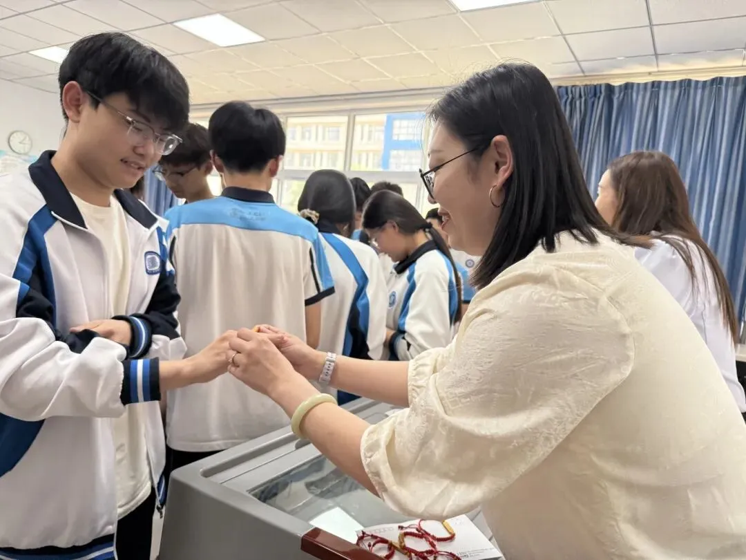 红绳系梦,誓言凌云:长江学子,中考请放手一搏!-第12张图片-四季读书网 红绳系梦,誓言凌云:长江学子,中考请放手一搏!-第12张图片-四季读书网