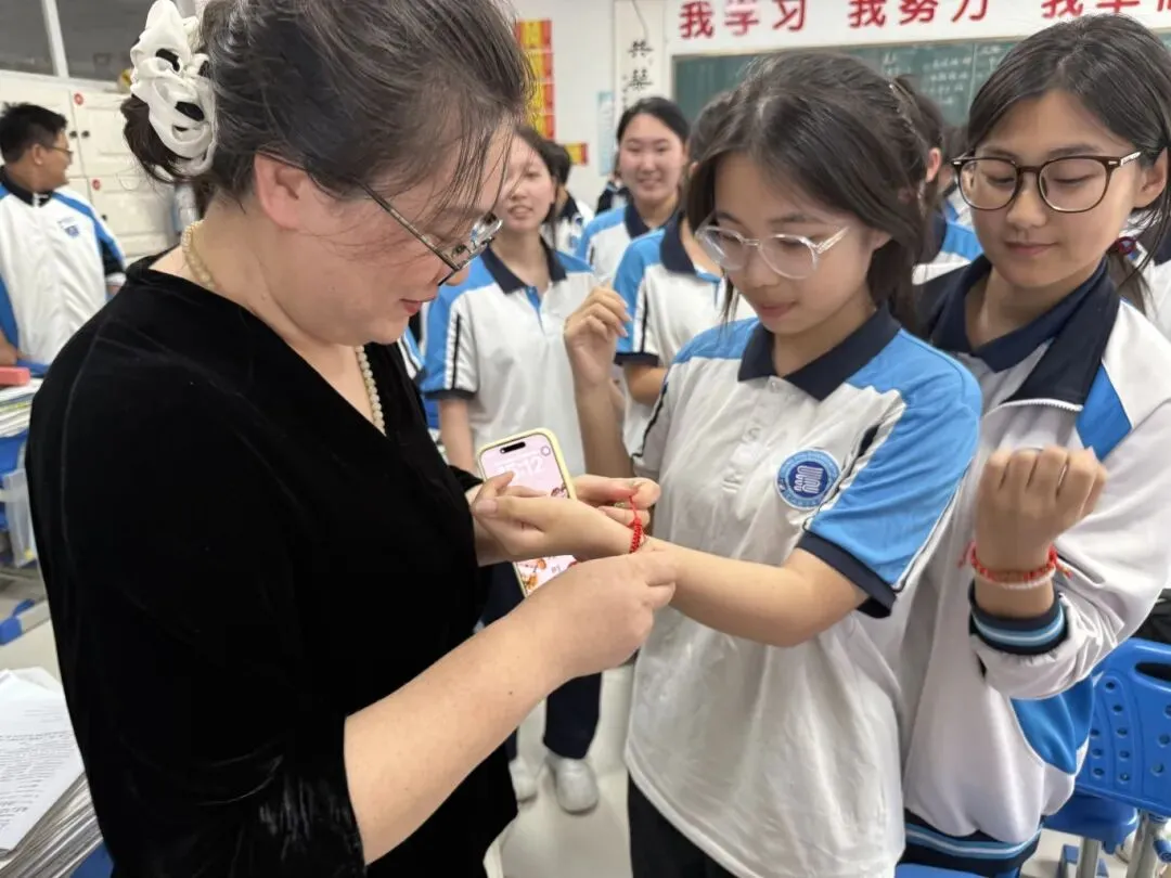 红绳系梦,誓言凌云:长江学子,中考请放手一搏!-第14张图片-四季读书网 红绳系梦,誓言凌云:长江学子,中考请放手一搏!-第14张图片-四季读书网