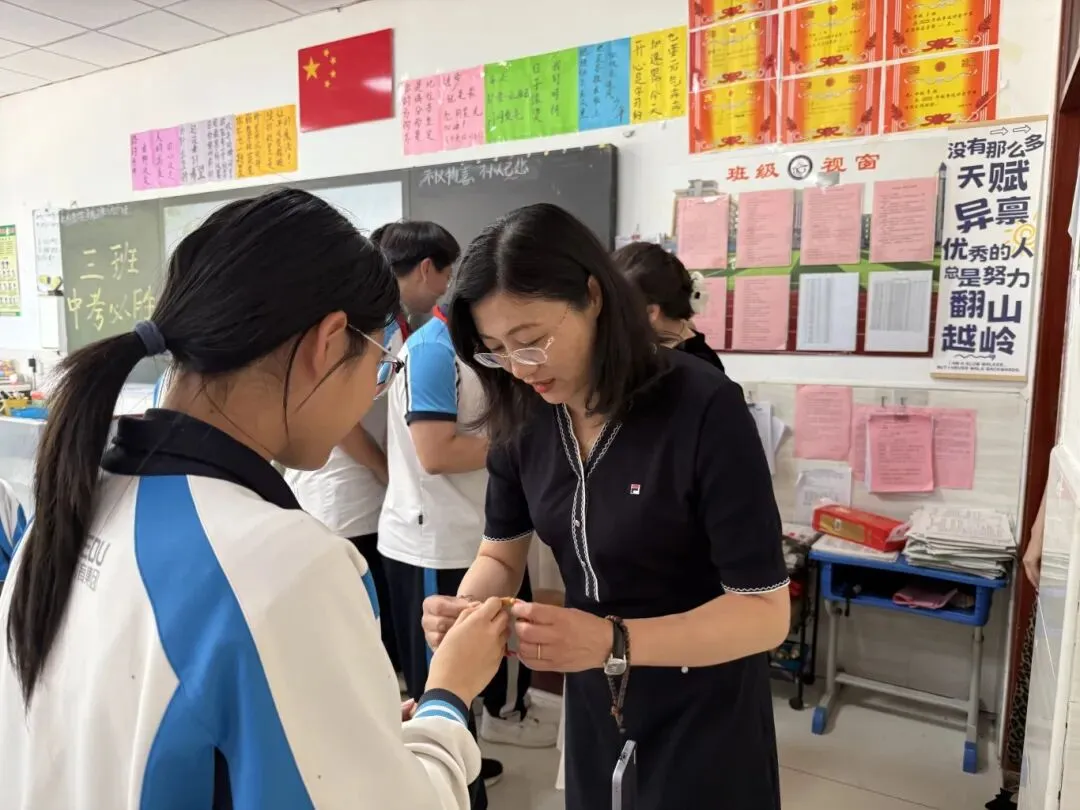 红绳系梦,誓言凌云:长江学子,中考请放手一搏!-第15张图片-四季读书网 红绳系梦,誓言凌云:长江学子,中考请放手一搏!-第15张图片-四季读书网