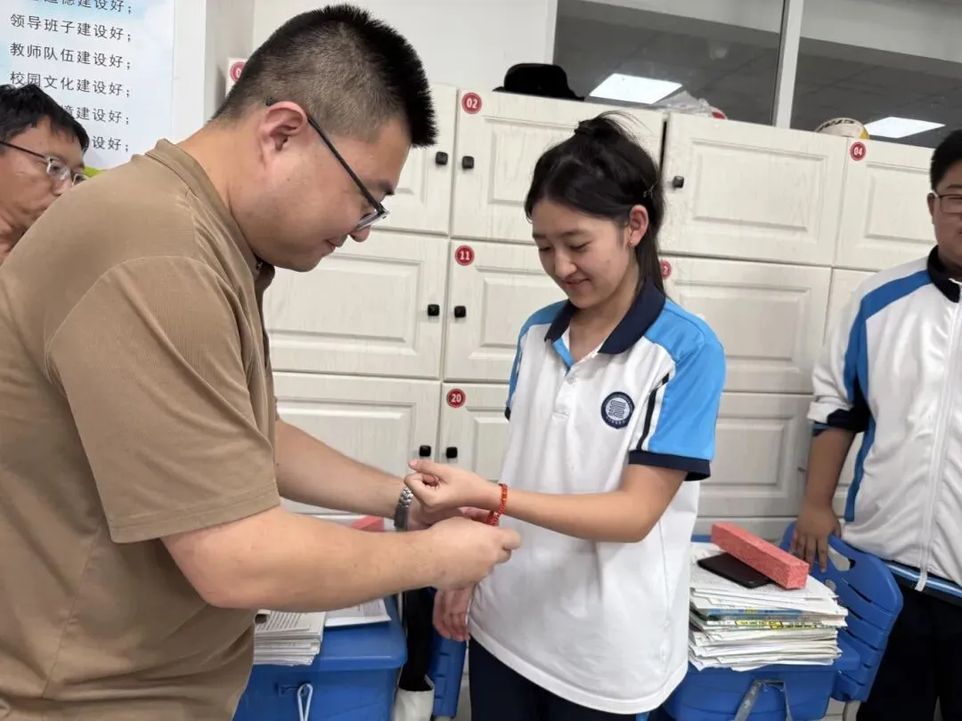 红绳系梦,誓言凌云:长江学子,中考请放手一搏!-第16张图片-四季读书网 红绳系梦,誓言凌云:长江学子,中考请放手一搏!-第16张图片-四季读书网