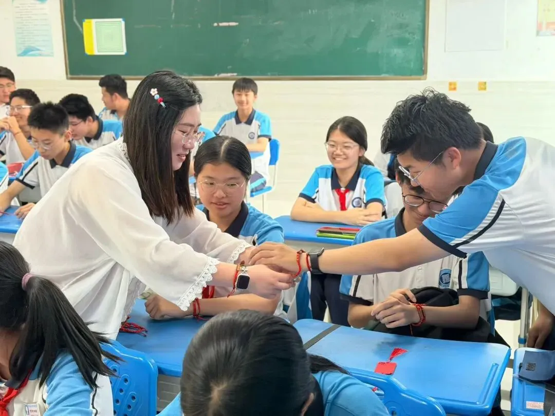 红绳系梦,誓言凌云:长江学子,中考请放手一搏!-第17张图片-四季读书网 红绳系梦,誓言凌云:长江学子,中考请放手一搏!-第17张图片-四季读书网