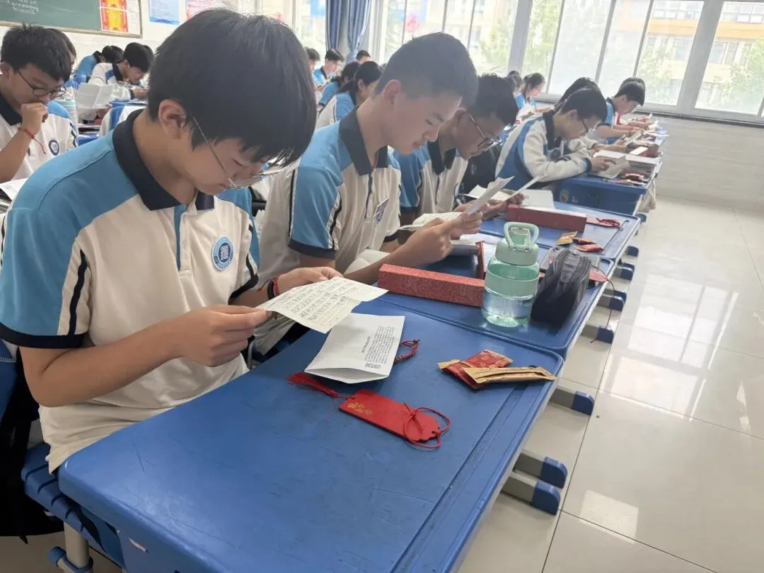 红绳系梦,誓言凌云:长江学子,中考请放手一搏!-第19张图片-四季读书网 红绳系梦,誓言凌云:长江学子,中考请放手一搏!-第19张图片-四季读书网