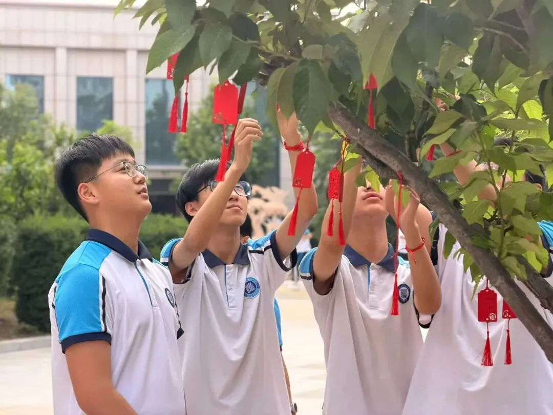 红绳系梦,誓言凌云:长江学子,中考请放手一搏!-第22张图片-四季读书网 红绳系梦,誓言凌云:长江学子,中考请放手一搏!-第22张图片-四季读书网