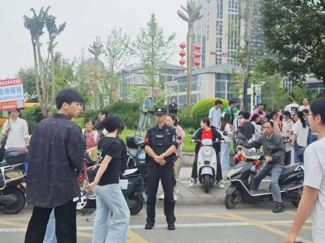 【护航中考】一路“警”色相伴,护航青春远航-第8张图片-四季读书网 【护航中考】一路“警”色相伴,护航青春远航-第8张图片-四季读书网