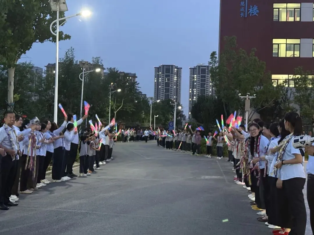 中考前夜:崇文全校奔赴的温柔,只为出征的你!-第4张图片-四季读书网
