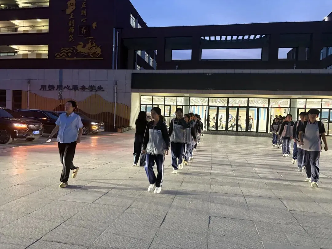 中考前夜:崇文全校奔赴的温柔,只为出征的你!-第6张图片-四季读书网