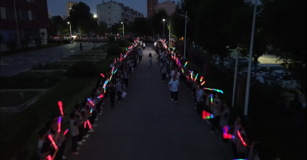 中考前夜:崇文全校奔赴的温柔,只为出征的你!-第12张图片-四季读书网