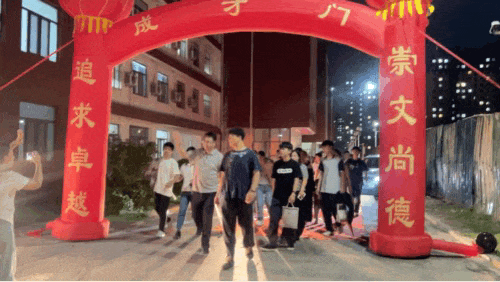 中考前夜:崇文全校奔赴的温柔,只为出征的你!-第14张图片-四季读书网