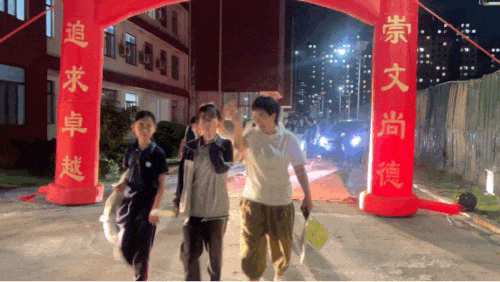 中考前夜:崇文全校奔赴的温柔,只为出征的你!-第15张图片-四季读书网