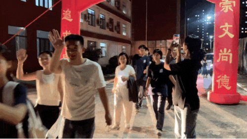 中考前夜:崇文全校奔赴的温柔,只为出征的你!-第16张图片-四季读书网