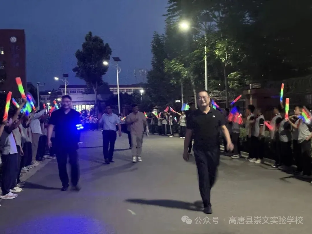 中考前夜:崇文全校奔赴的温柔,只为出征的你!-第17张图片-四季读书网