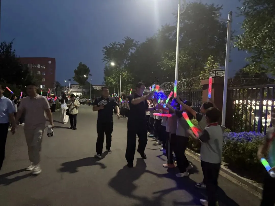 中考前夜:崇文全校奔赴的温柔,只为出征的你!-第18张图片-四季读书网
