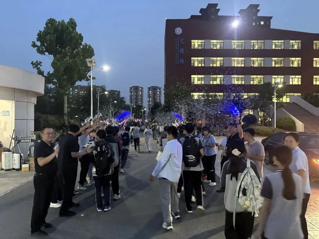 中考前夜:崇文全校奔赴的温柔,只为出征的你!-第19张图片-四季读书网