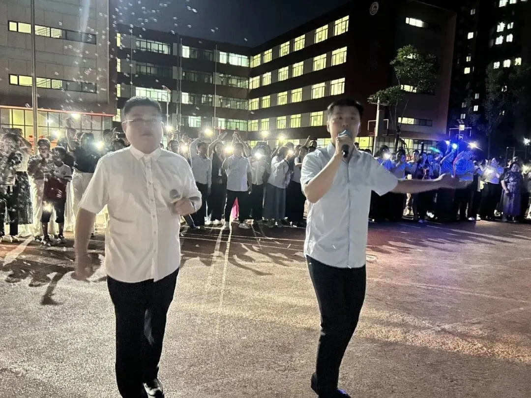 中考前夜:崇文全校奔赴的温柔,只为出征的你!-第26张图片-四季读书网