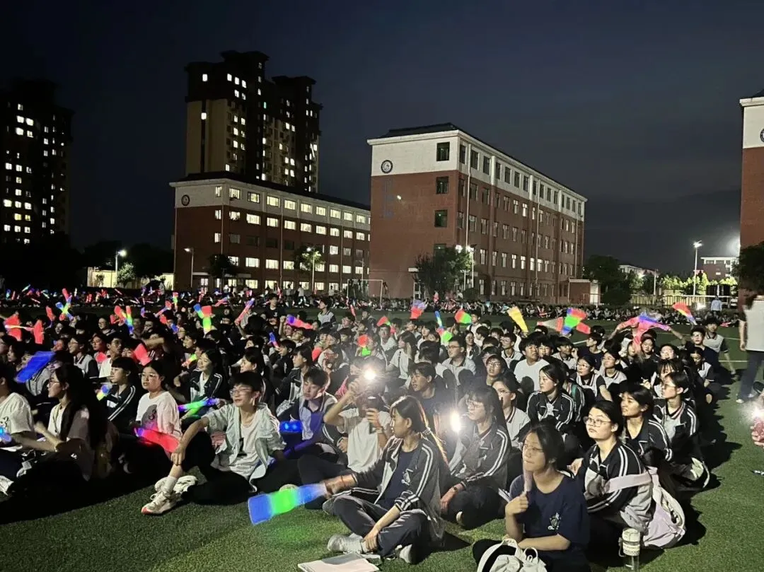 中考前夜:崇文全校奔赴的温柔,只为出征的你!-第28张图片-四季读书网