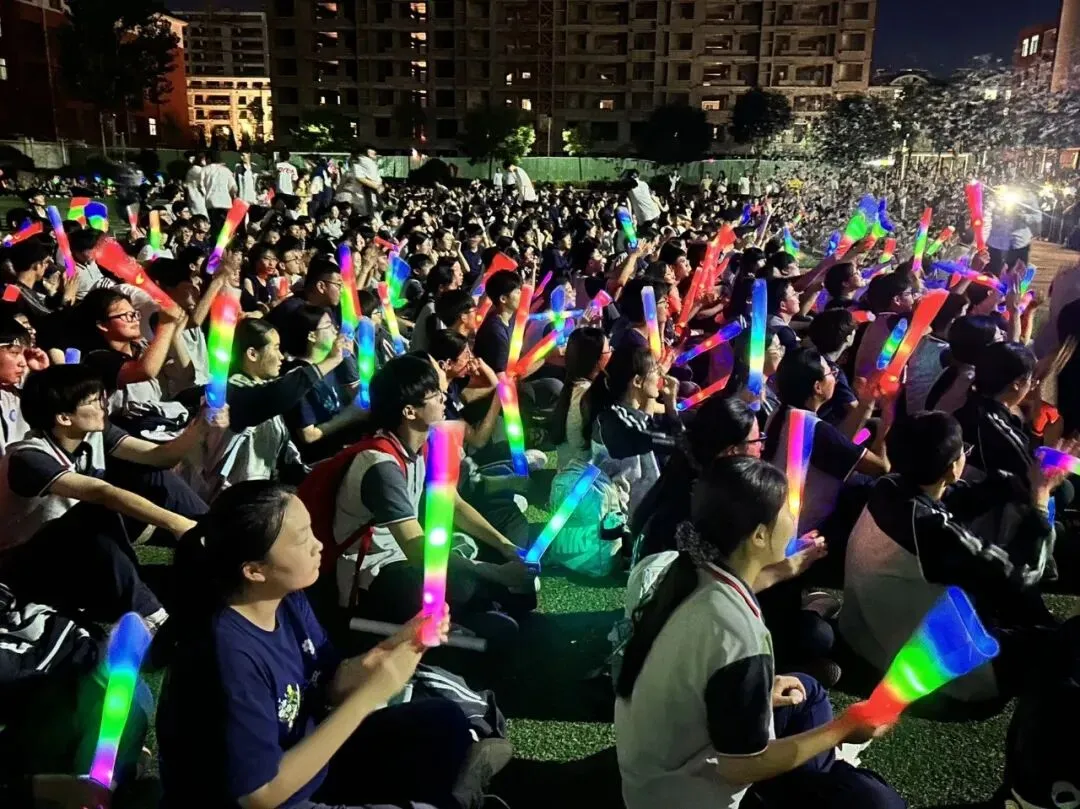 中考前夜:崇文全校奔赴的温柔,只为出征的你!-第29张图片-四季读书网
