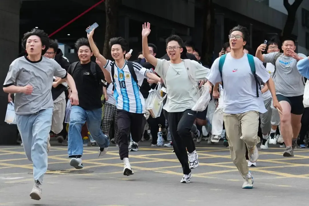 高考收官|告别试卷,这届考生的暑假安排刷屏了-第2张图片-四季读书网 高考收官|告别试卷,这届考生的暑假安排刷屏了-第2张图片-四季读书网
