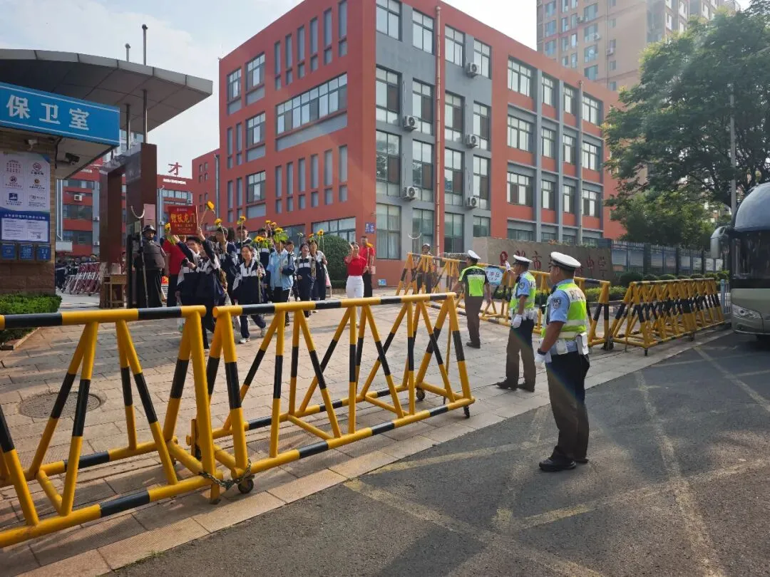 护航中考,为梦前行!交管日照港大队全力守护学子赶考路-第5张图片-四季读书网