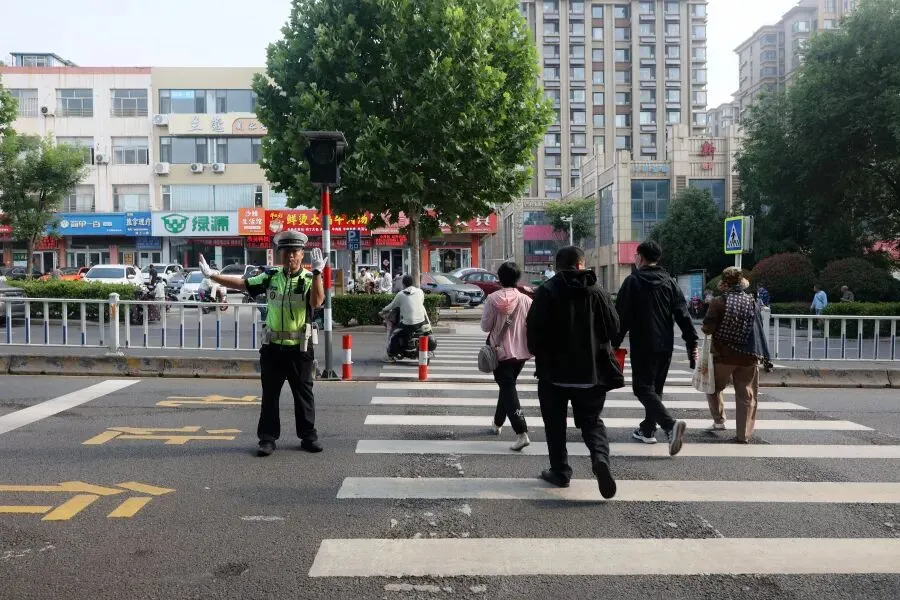护航中考,为梦前行!交管日照港大队全力守护学子赶考路-第6张图片-四季读书网
