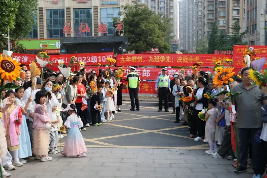护航中考,为梦前行!交管日照港大队全力守护学子赶考路-第7张图片-四季读书网