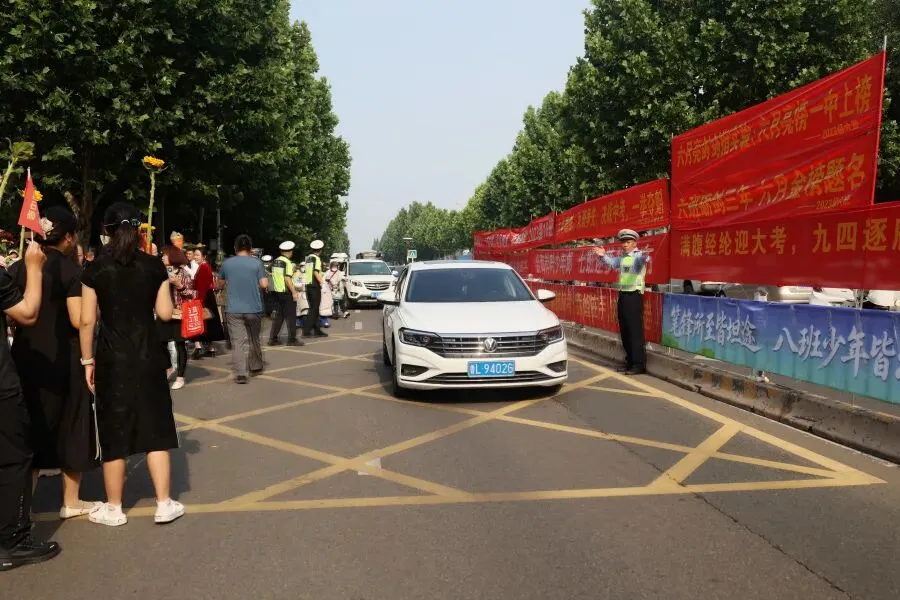 护航中考,为梦前行!交管日照港大队全力守护学子赶考路-第16张图片-四季读书网